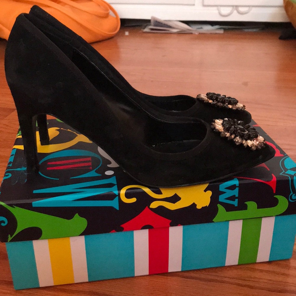 Black suede pumps with embellishment - Picture 2 of 8